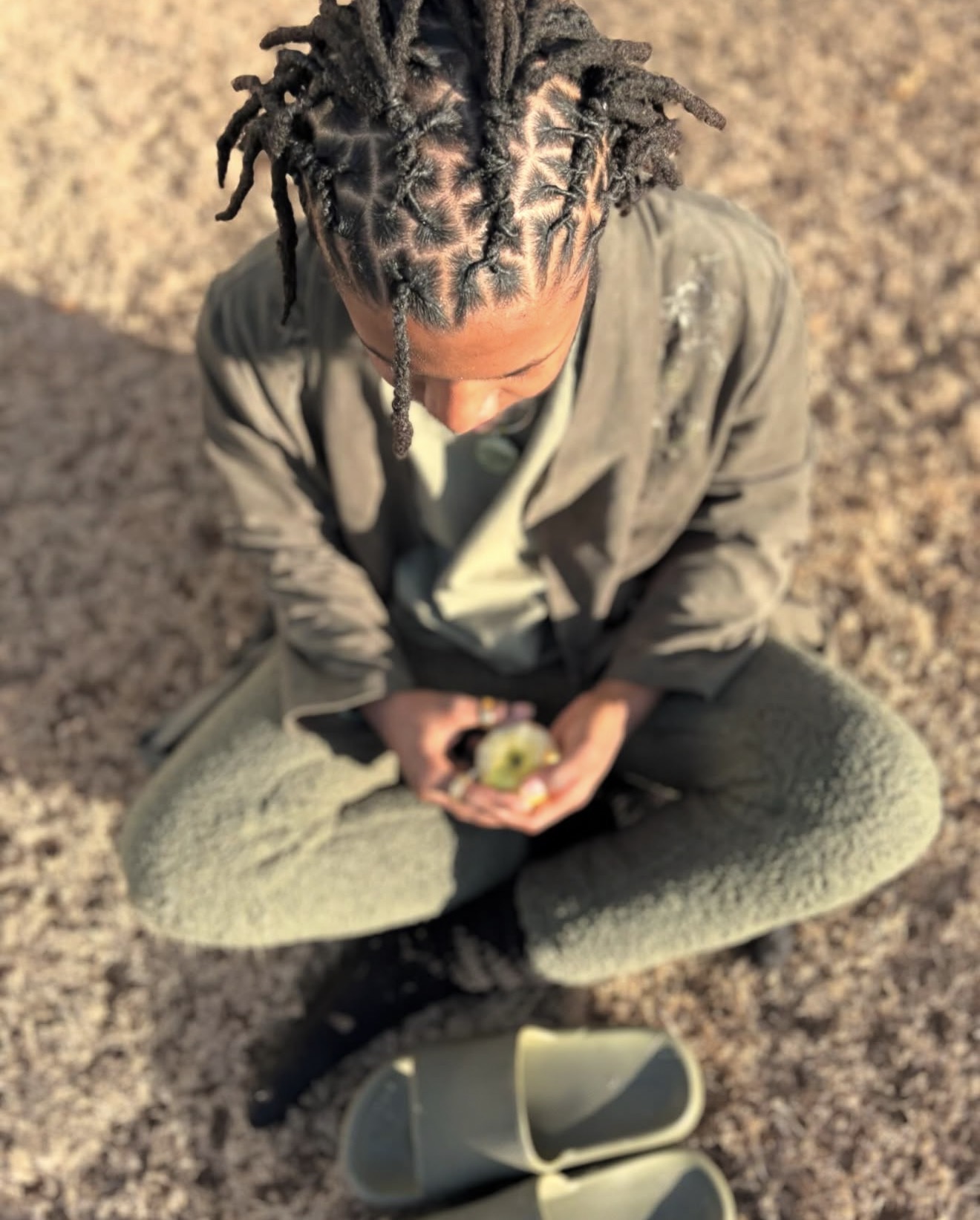 Cyrus — Hands full of color